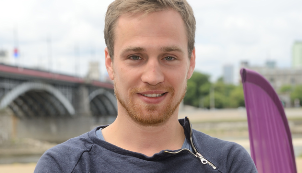 Mateusz Janicki na sprzątaniu plaży